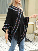 Poncho Feminino Estampado com Franjas – Malha Irregular e Decote V