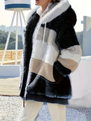 Casaco Feminino Peluciado com Capuz – Azul e Bege em Blocos de Cor