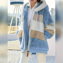Casaco Feminino Peluciado com Capuz – Azul e Bege em Blocos de Cor