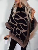 Poncho Feminino Elegante com Estampa de Leopardo e Acabamento em Pele Sintética