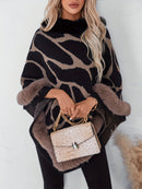 Poncho Feminino Elegante com Estampa de Leopardo e Acabamento em Pele Sintética