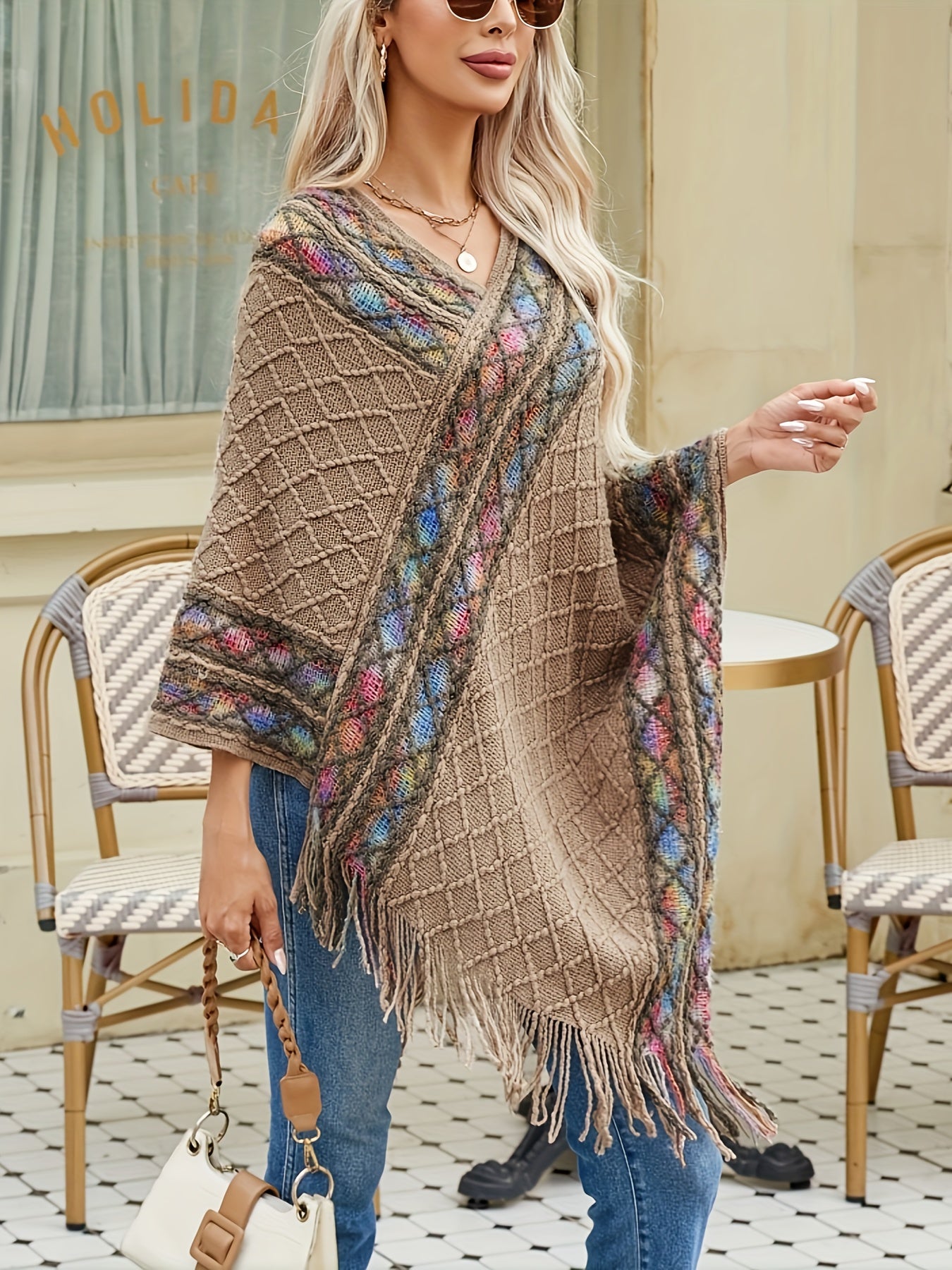 Poncho Feminino Estampado com Franjas – Malha Irregular e Decote V
