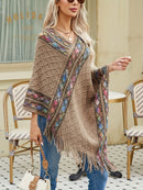 Poncho Feminino Estampado com Franjas – Malha Irregular e Decote V