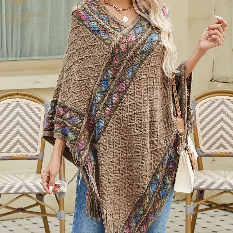 Poncho Feminino Estampado com Franjas – Malha Irregular e Decote V