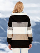 Casaco Feminino Peluciado com Capuz – Azul e Bege em Blocos de Cor