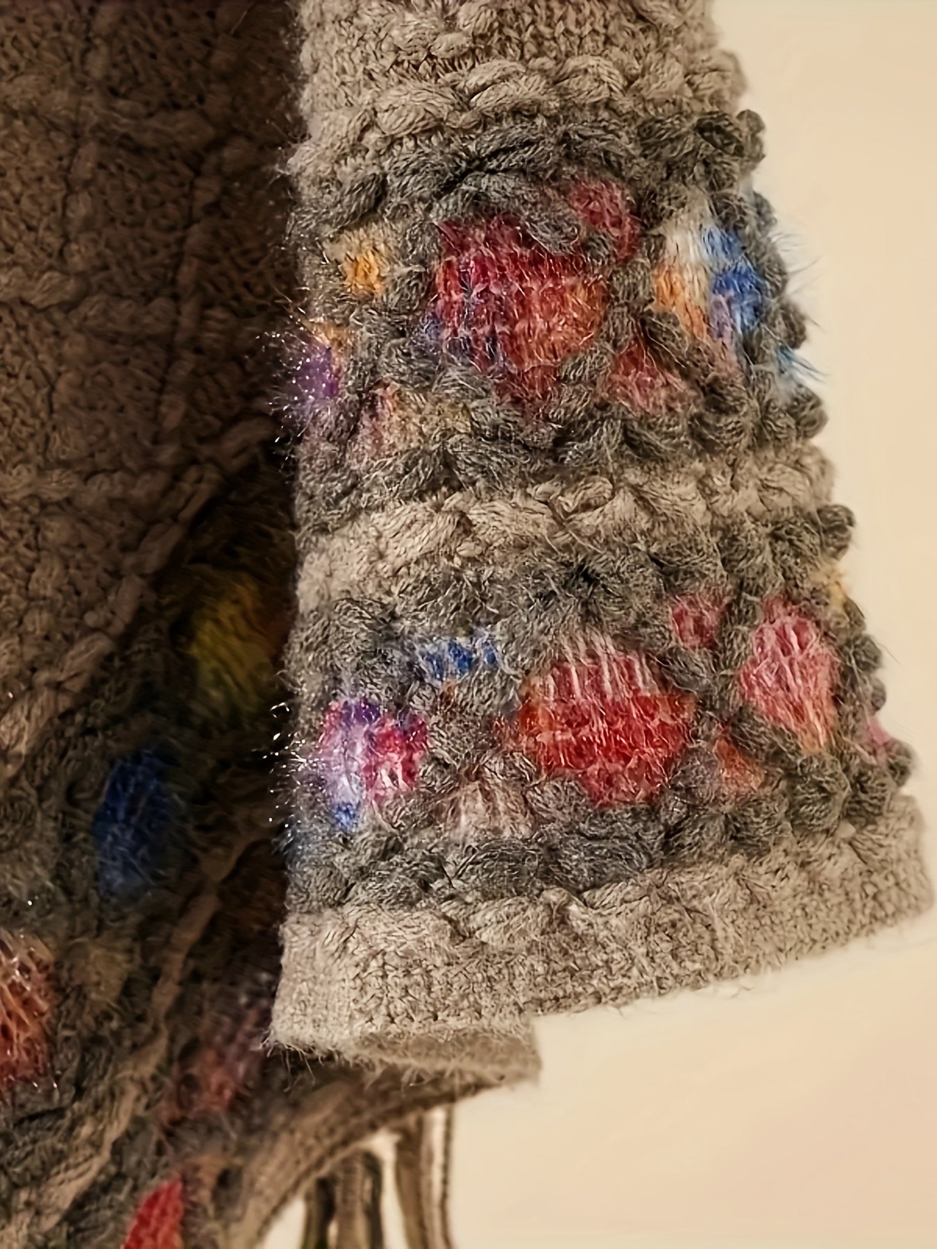 Poncho Feminino Estampado com Franjas – Malha Irregular e Decote V