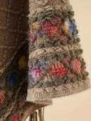 Poncho Feminino Estampado com Franjas – Malha Irregular e Decote V