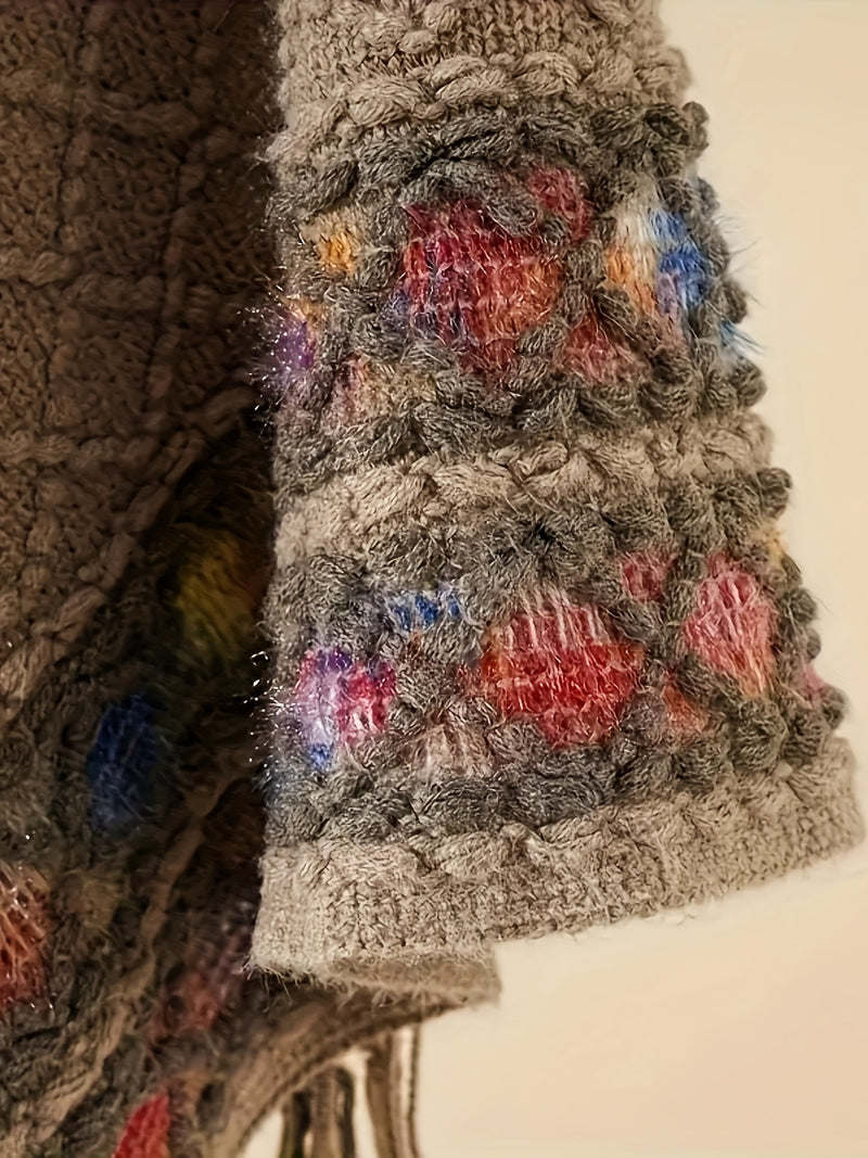 Poncho Feminino Estampado com Franjas – Malha Irregular e Decote V