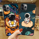 Capa de celular preta macia com pintura de astronauta espacial para iPhone.