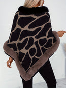 Poncho Feminino Elegante com Estampa de Leopardo e Acabamento em Pele Sintética