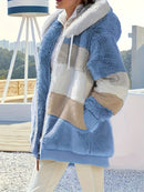 Casaco Feminino Peluciado com Capuz – Azul e Bege em Blocos de Cor