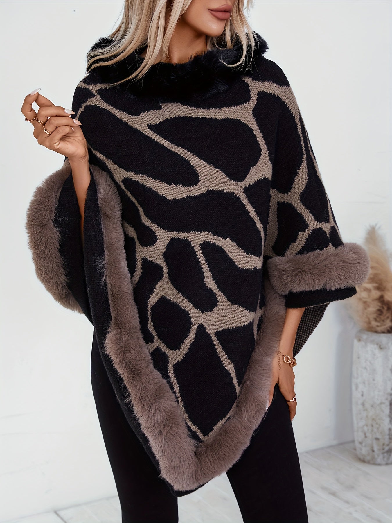 Poncho Feminino Elegante com Estampa de Leopardo e Acabamento em Pele Sintética